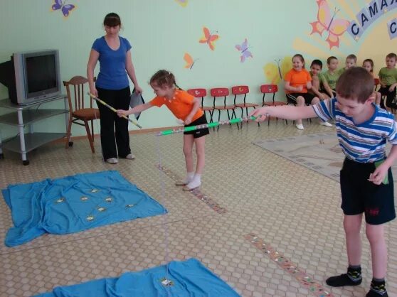 Подвижная игра группа самолеты. Спортивное развлечение в детском саду. Атрибуты для подвижных игр. Старшая подготовительная группа. Спортивное развлечение старшая.