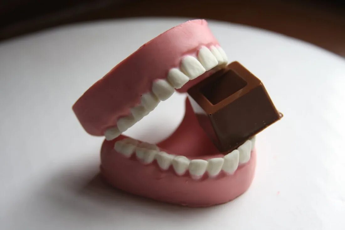 Сладкие зубы. Сладкое и зубы. Конфеты зубы. Конфеты зубы. Губы с леденцом.