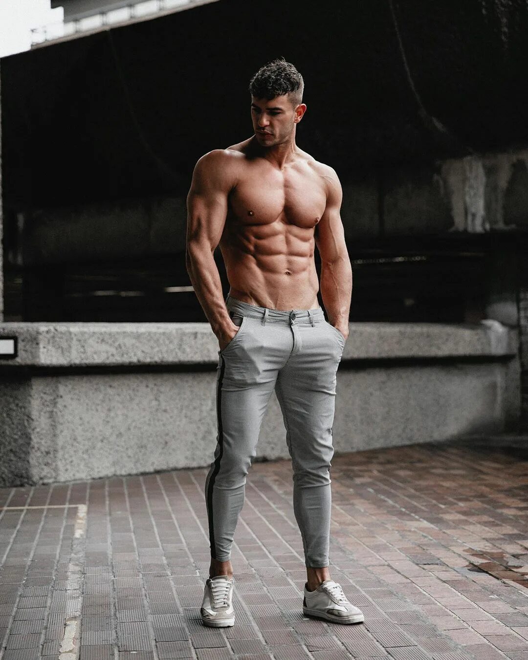 Slim man. Накаченный мужчина в одежде. Slim man. Slim fit человек. Slim man.
