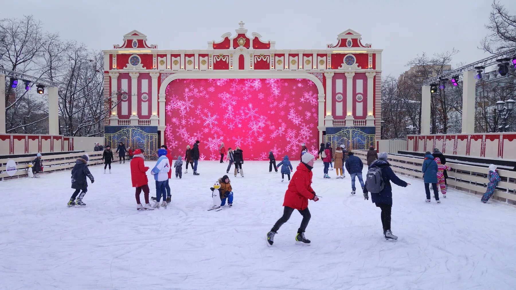 Каток в пушкине в парке. Каток на пушкинской площади. каток екатерининский парк москва. тверская площадь каток. каток у екатерининского дворца в пушкине.