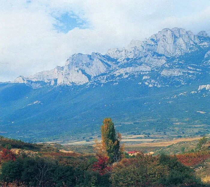 Испания кантабрийские горы. Пиренейские горы испания. Горная система испании. Монте-пердидо пиренеи. Горная система испании.