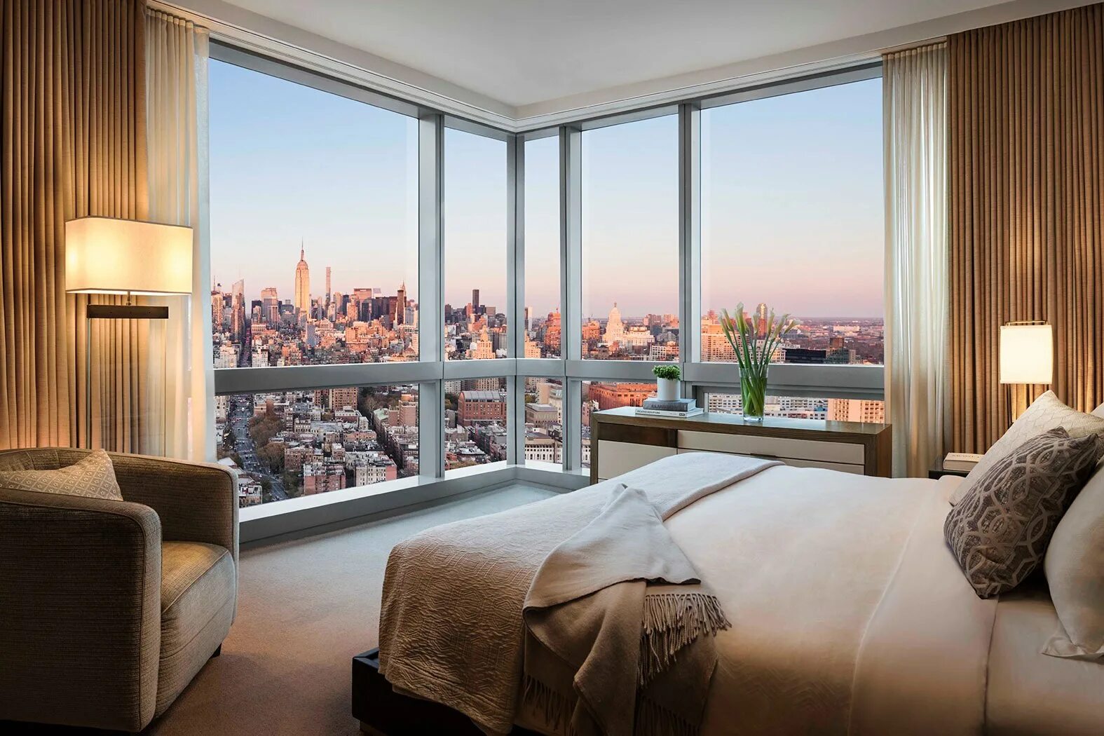 Отель москва сити с панорамным видом. Сохо Манхэттен Нью-Йорк. Нью Йорк Манхэттен панорамные окна на город отель. Trump Soho в Нью-Йорке.