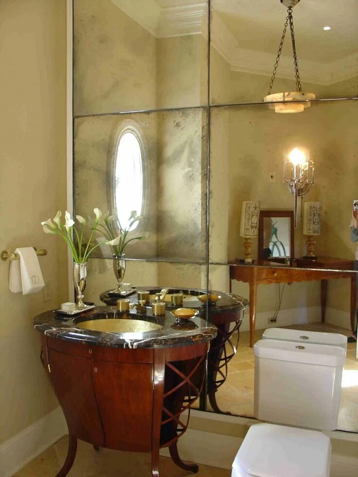 Зеркальная ванная комната. Зеркальная стена в ванной. Ванная с зеркальной плиткой. Зеркало в интерьере ванной комнаты.