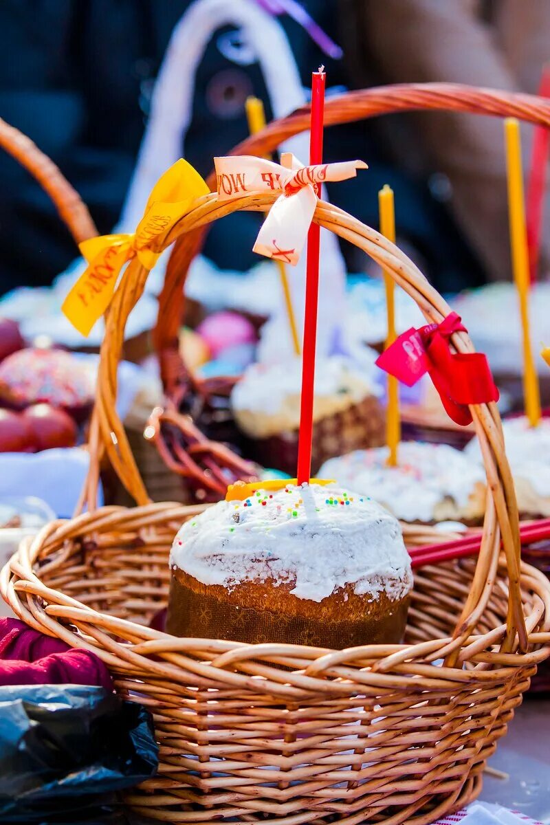 Можно ли с месячными освящать куличи. Освященные куличи. красивые куличи. освящение куличей. освящение пасхальных куличей.