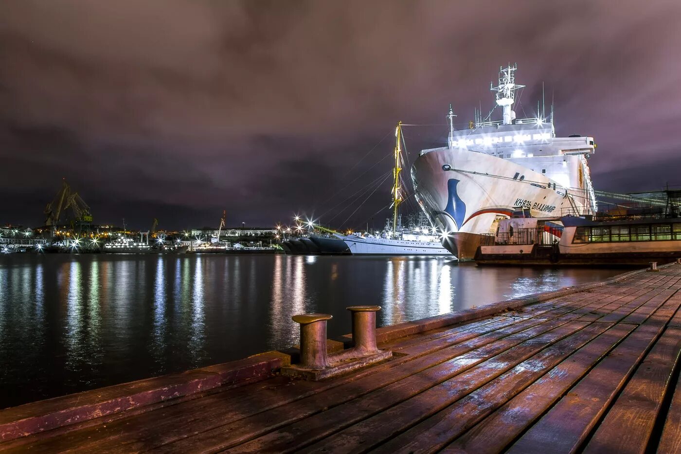 Морской порт ночью. Севастопольский морской порт, севастополь. морпорт севастополь. причалы порта севастополь. севастополь - главный порт.