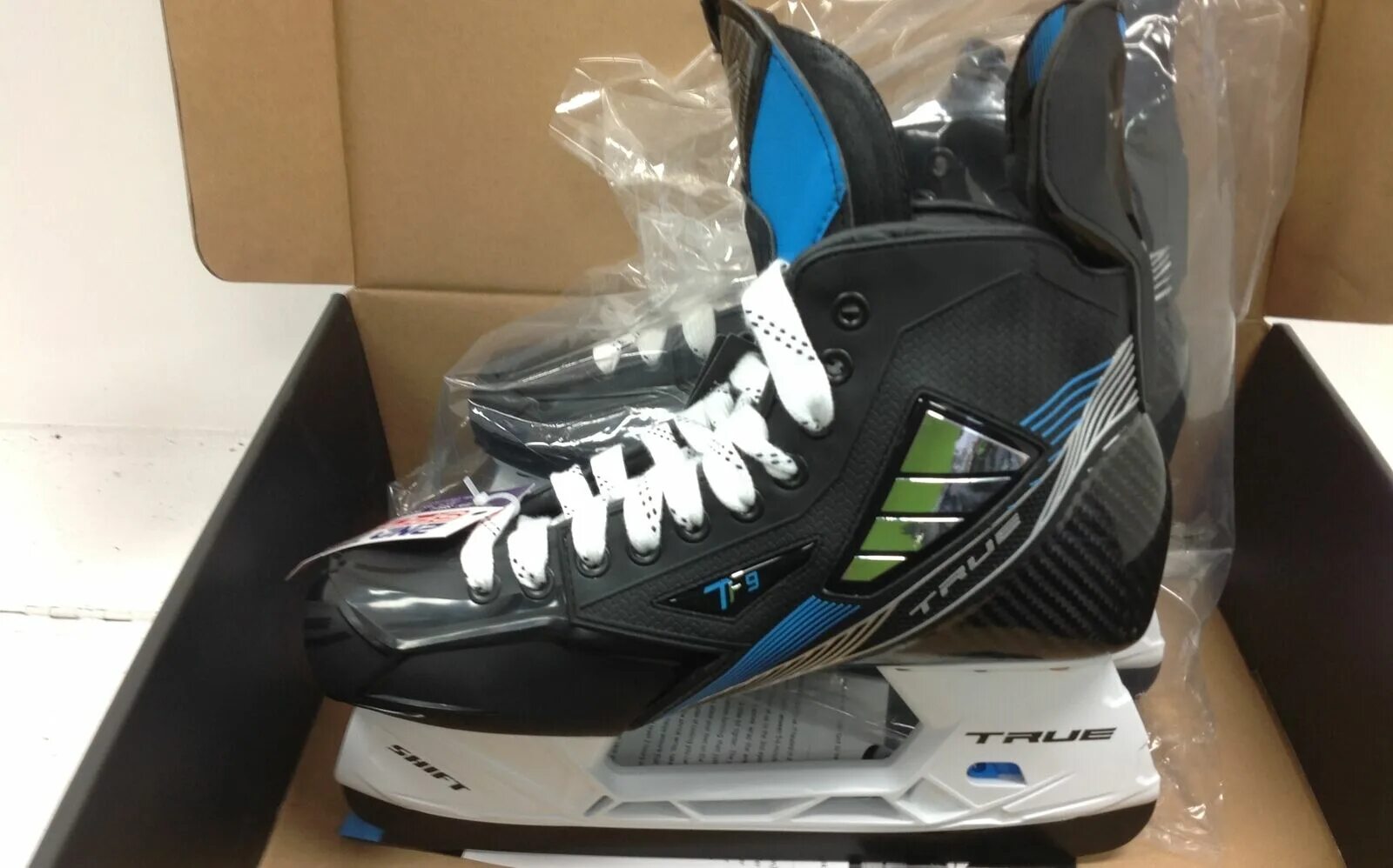 Коньки true catalyst 9. Задников коньков true tf7. True tf7. Коньки true tf7 jr. True tf7 sr вратарские.
