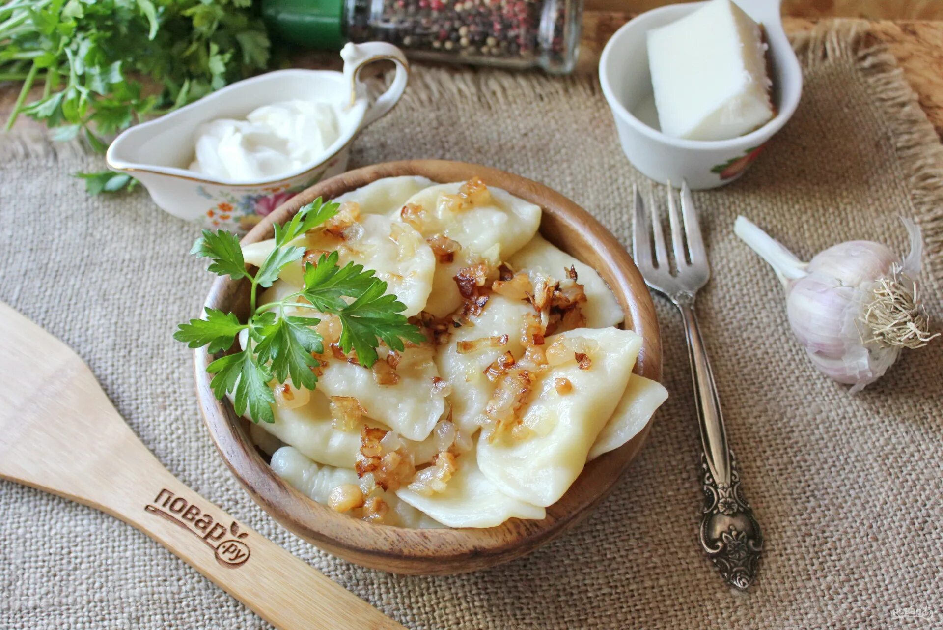 Вареники с грибами и луком рецепт. Вареники с картошкой и шкварками. Вареники с картофелем. Вареники с луком. Вареники со шкварками и луком.