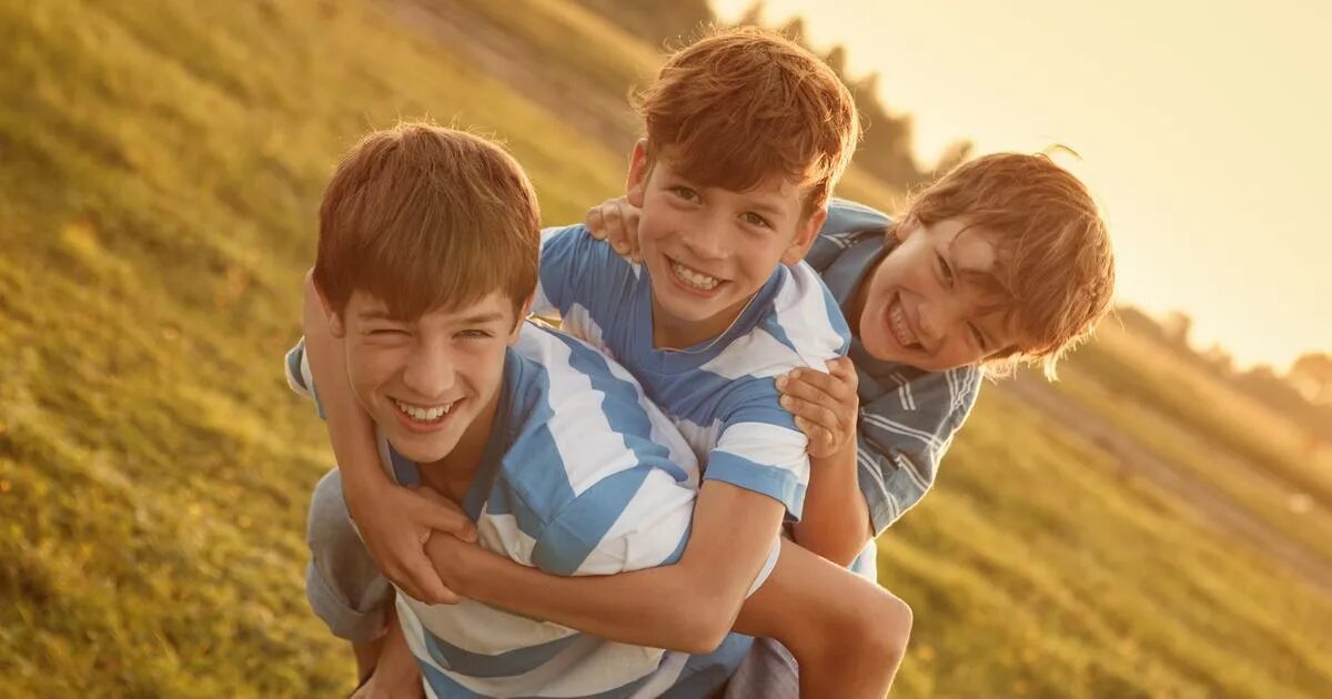 Дружба мальчиков. Троих хороших мальчиков. Друзья мальчики. Три парня арт. Настоящие друзья.