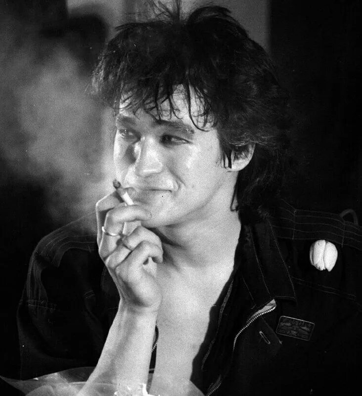 цой 1979. курящий цой. цой на аву. виктор цой в желтых водах. виктор цой курит.