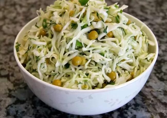 салат из капусты с зеленым горошком. салат из свежей капусты с горошком. капуста горошек свежий. салат с капустой и горошком. салат со свежей капустой и горошком.