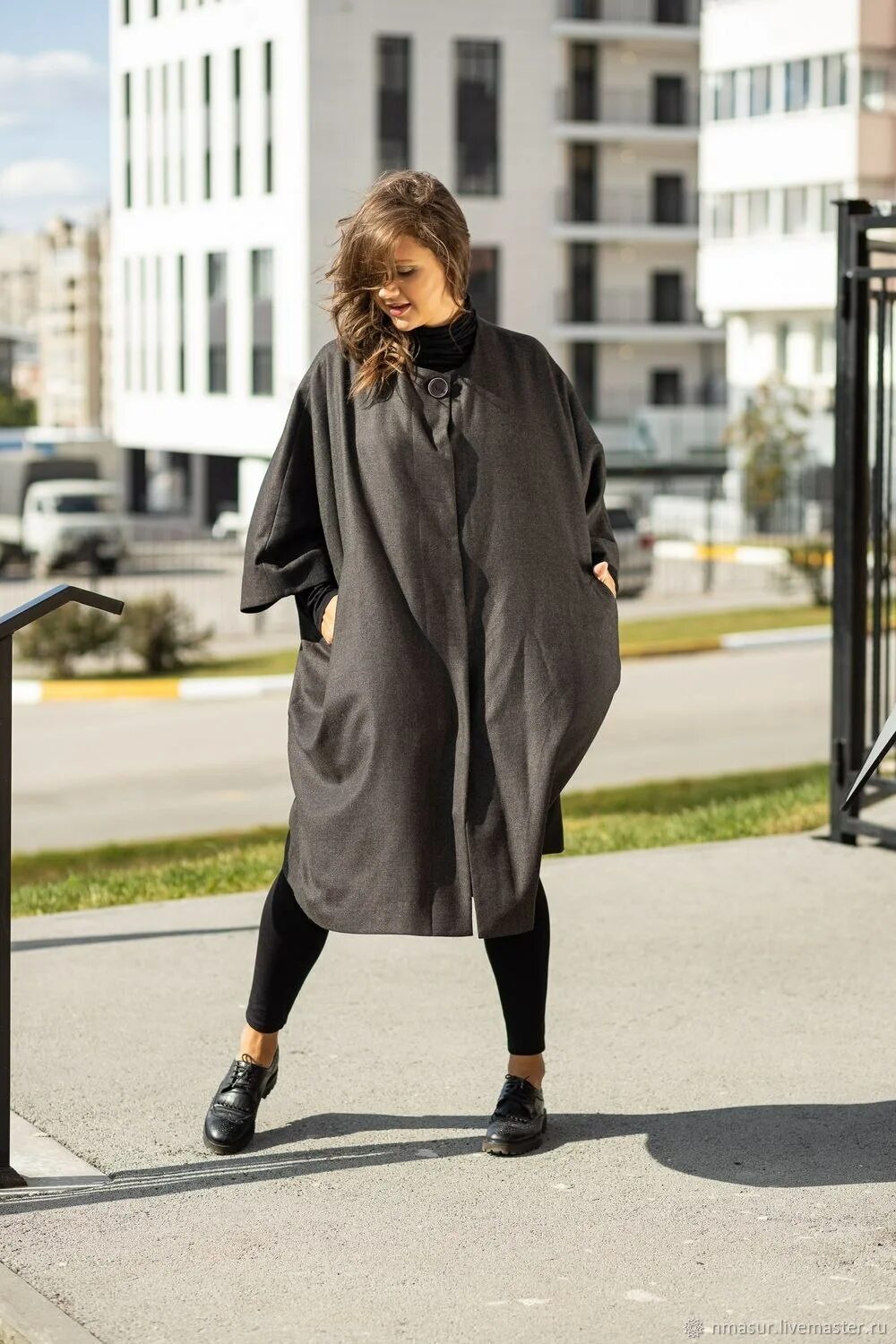 Платье оверсайз для полных женщин. Полупальто оверсайз. Стиль оверсайз 2022. Оверсайз одежда. Оверсайз одежда женская.