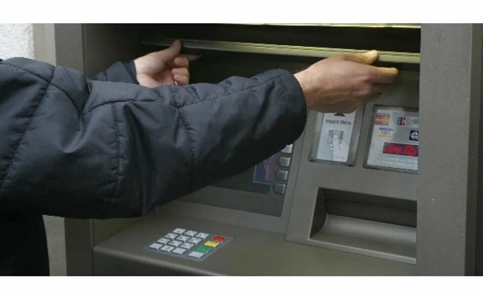 Переводит деньги мошенникам. Выдача наличных. Atm банкомат. Банкомат украл деньги. Парнишка-воришка попался.