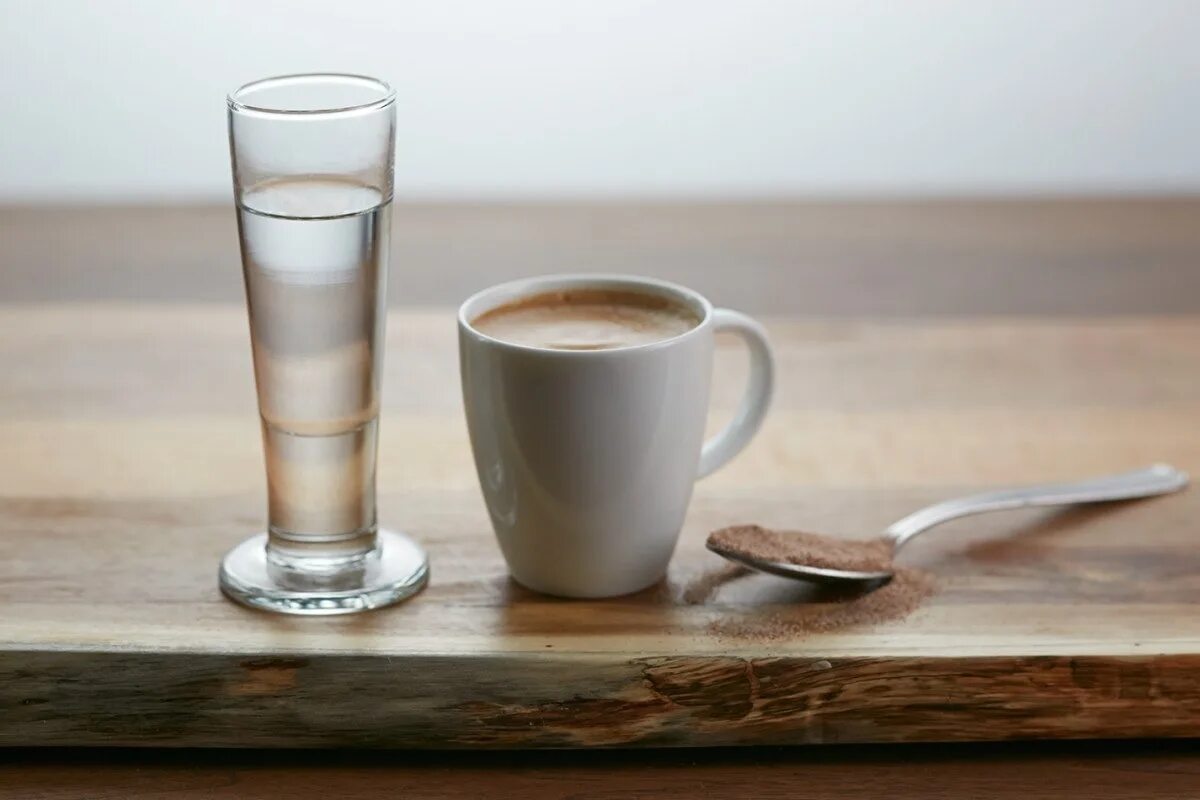 Самбука. Самбука с кофе рецепт. Самбука с молоком. Самбука с мушками. Sambuka shot миксы.