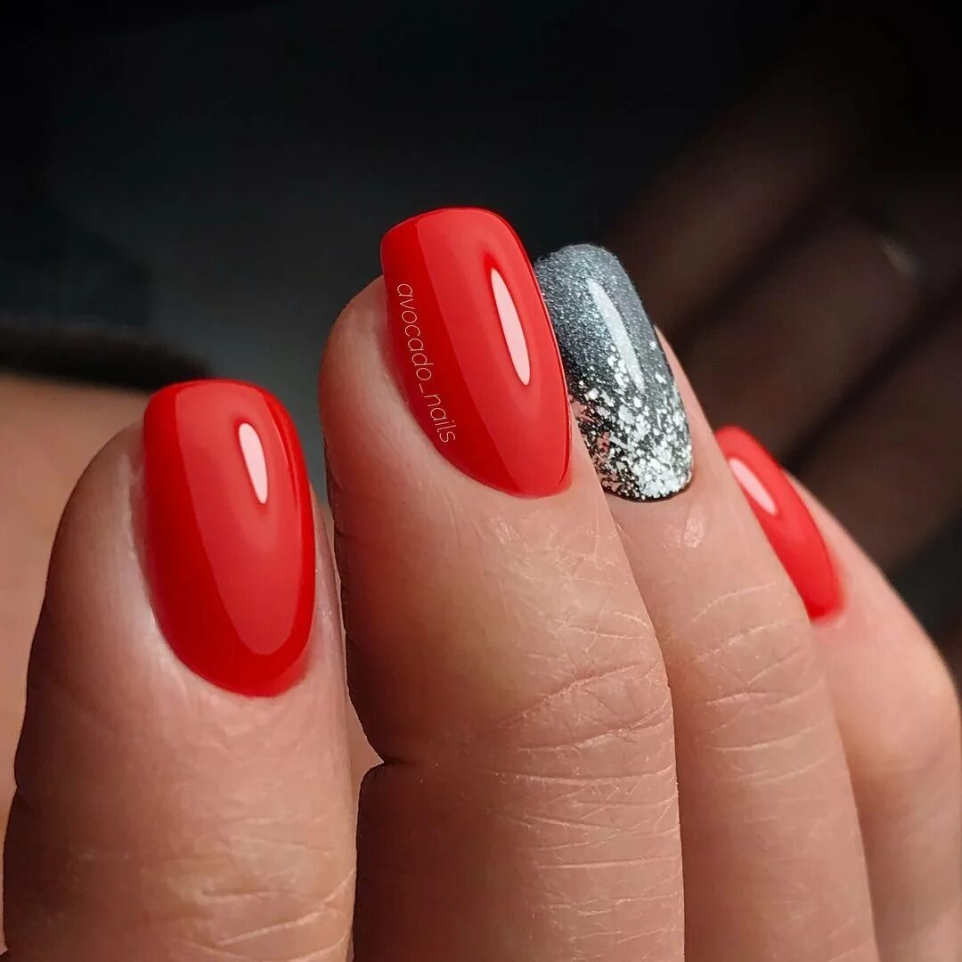 красные ногти. маник 2023 красные на квадрат. красный маникюр квадрат. красные ногти квадрат. красный квадратный маникюр.