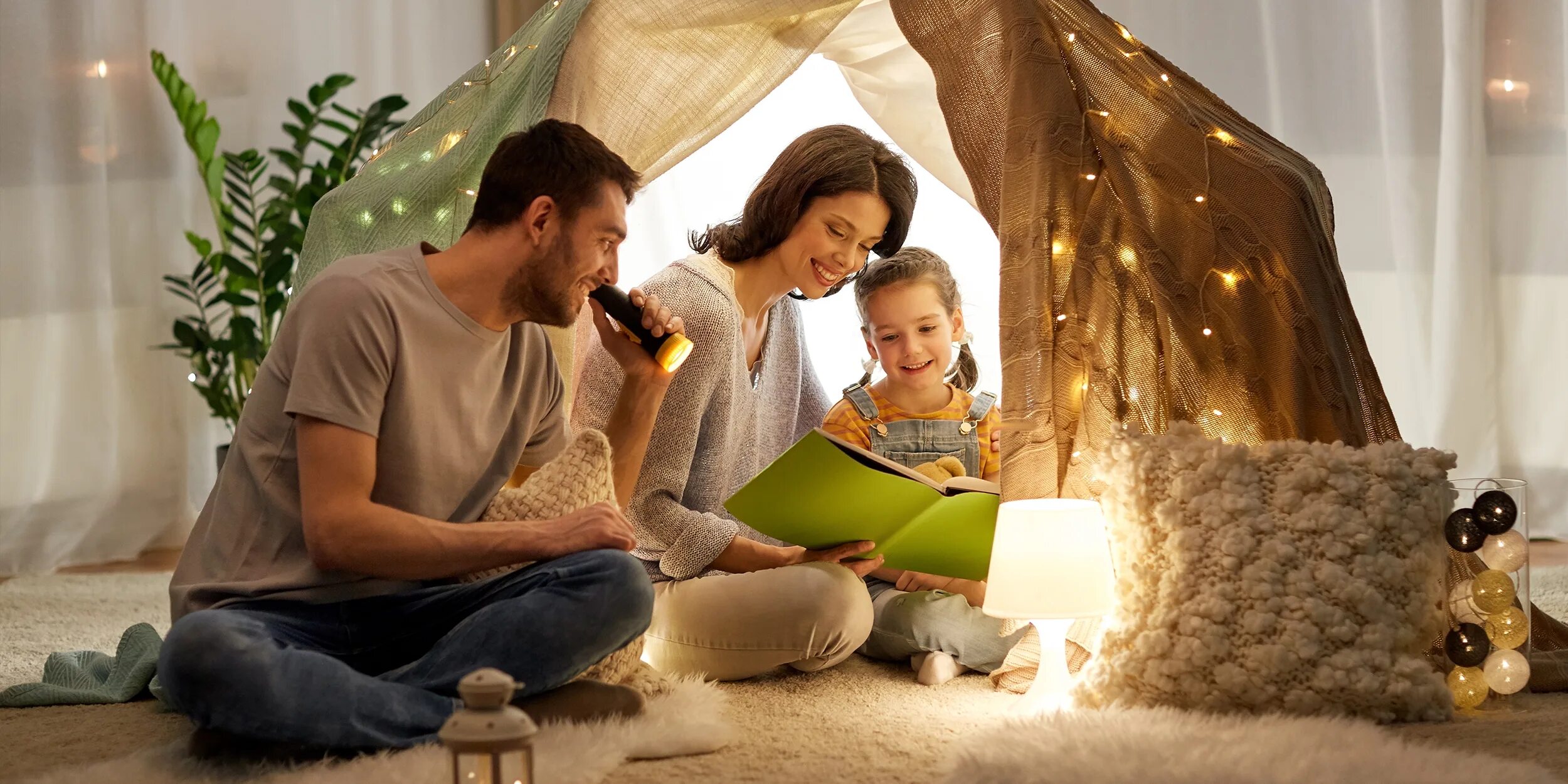 Семья вечером. Переехать в новый дом. Comfort mystery in home. Поддержка родителей. Комфорт семья.