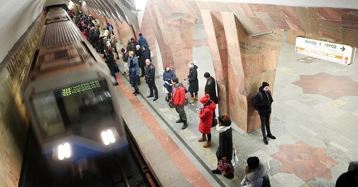 Кинул в метро. Безопасность в метрополитене. Опасное метро. Ситуация в метро. Безопасность в метро картинки.