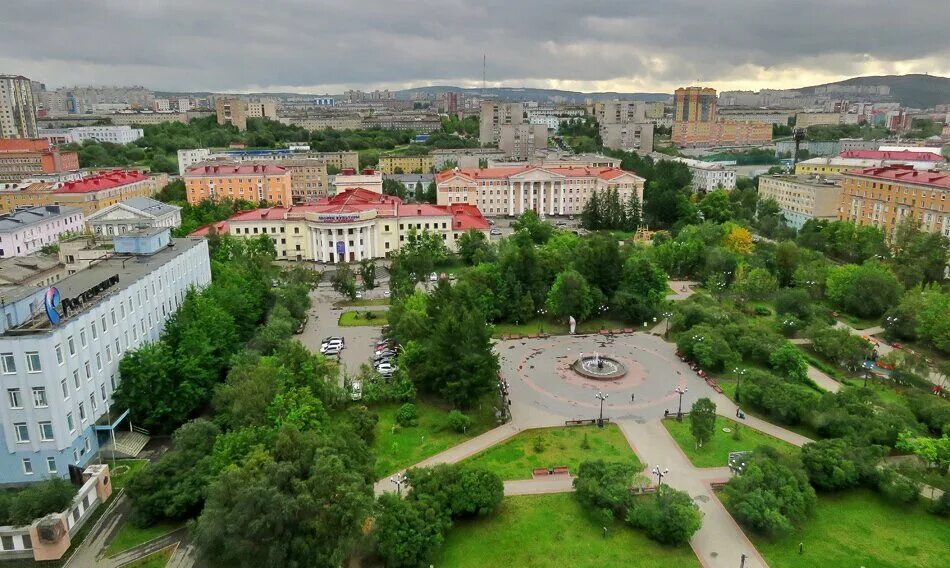 Амирчик мурманск. Центральный сквер Мурманск. Центральный сквер Мурманск пять углов. Центральный парк Мурманск. Мурманск пять углов парк.