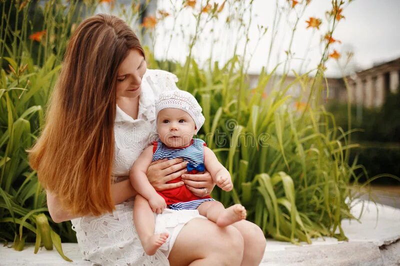 Сижу у мамы на коленях. Мама с дочкой на коленках. Мама держит ребенка на коленях. Сижу у мамы на коленях. Ребенок на коленях у мамы.