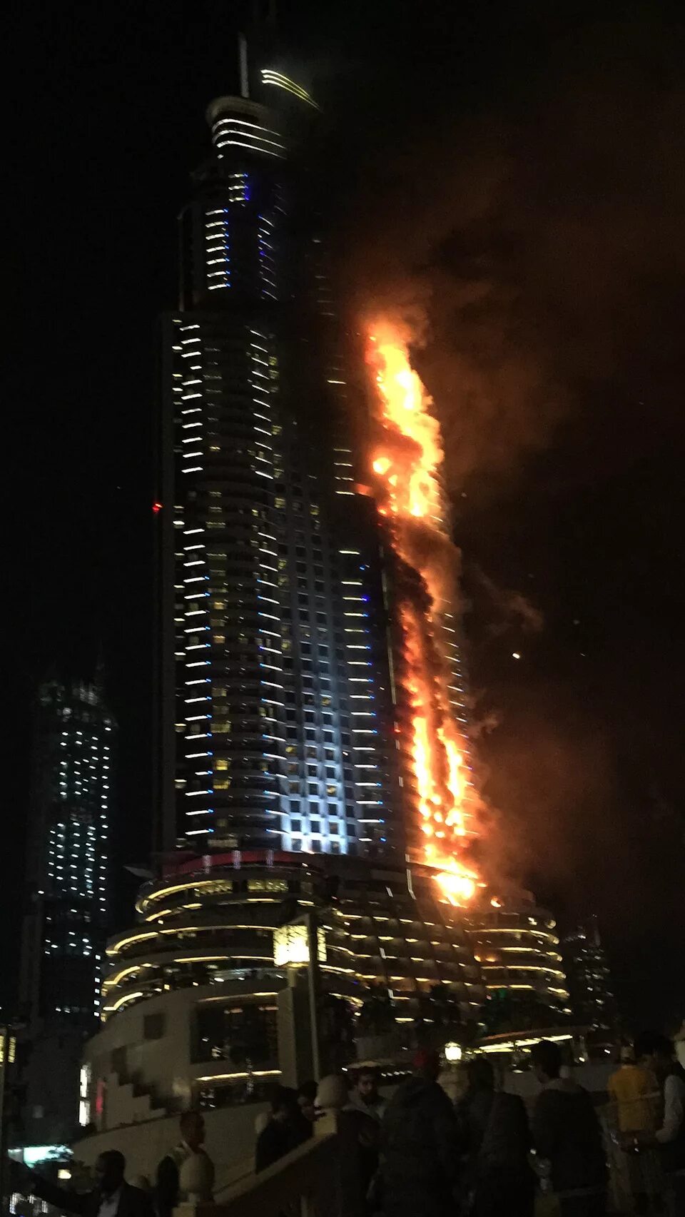 Бурдж Халифа пожар. Бурдж-Халифа Дубай горит. Бурдж Халифа сгорел. В Дубае горит небоскреб. Бурдж халифа сгорела