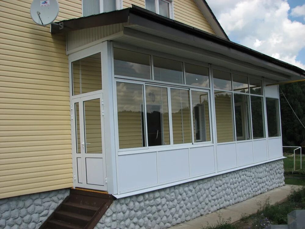 Веранда из пластиковых окон. Rehau остекление веранды. Остекление веранды слайдорс. Пластиковые окна на веранду. Окна кбе остекление террасы.