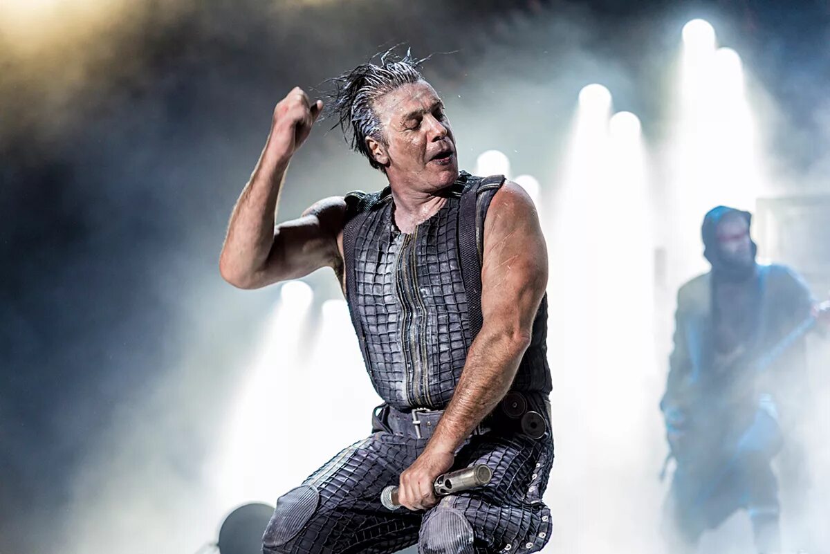 Lindemann sport перевод. Rammstein Тилль Линдеманн. Rammstein Тилль Ли́ндеманн. Тилль Линдеманн 2005. Тиль Линденберг 2020.