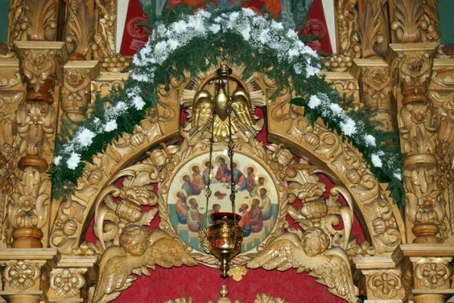 Украшения храма. Украшение православного храма. украшение иконостаса. украшение храма на рождество. украшение царских врат на рождество.