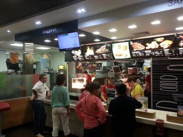 Вкусно и точка форма сотрудников. Вкусно и точка новочебоксарск. Улица винокурова 42ж новочебоксарск. Закрытие макдональдса. Коммунистическая 34.