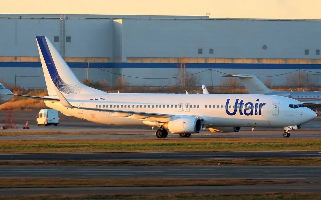 Utair new. Боинг 737 400 ютэйр. Мираж ютэйр. Ютэйр баку. Boeing 737-800 utair.