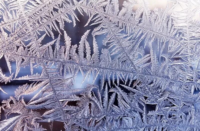 Снежные узоры на окнах. Морозные узоры на окне. Ледяные узоры на окнах. Морозные узоры на стекле.