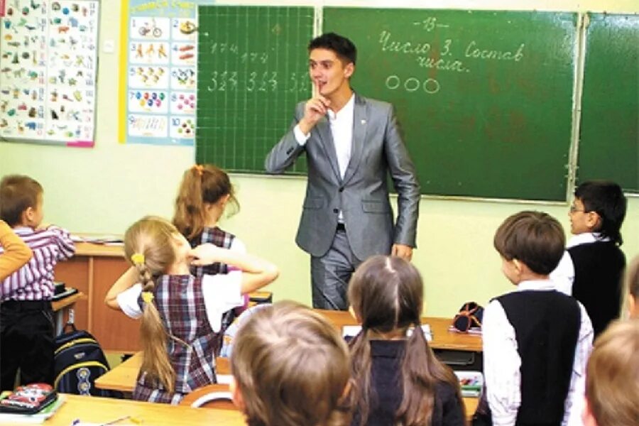 учитель в школе. учительница в советской школе. школьники на уроке истории. исторический урок в классе.