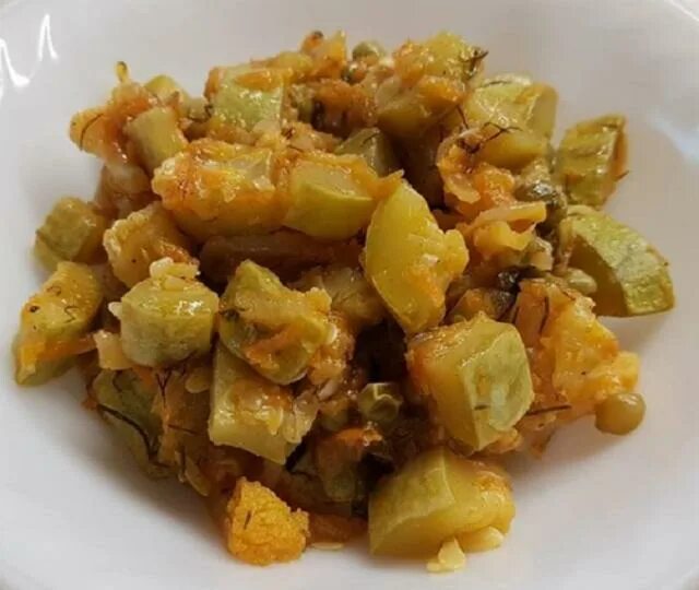 Калорийность кабачка тушеного. Сердечки тушеные с кабачком и морковью. Тушеные кабачки. Тушеные овощи ккал. Кабачки с луком и морковью на сковороде.