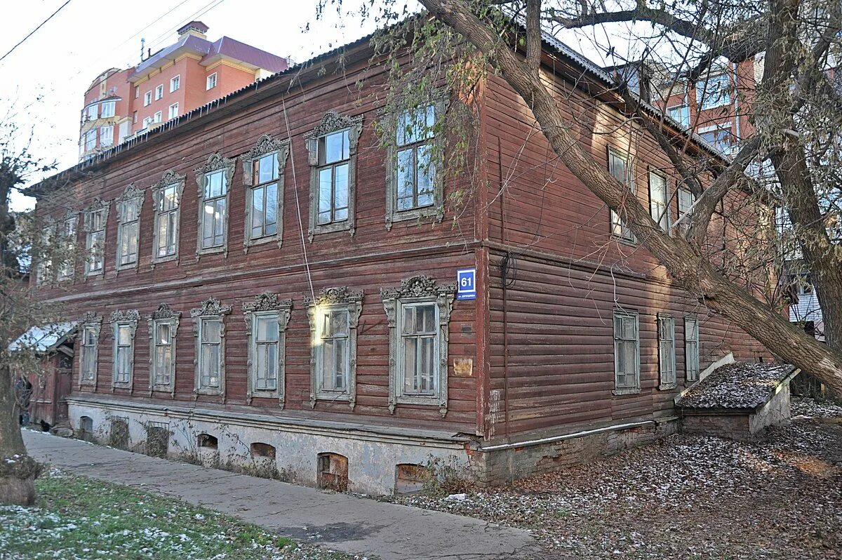 Дом по окна в землю врос. Врос в землю. Сарай ленина. Дом по окна в землю врос. Здания врастают в землю.