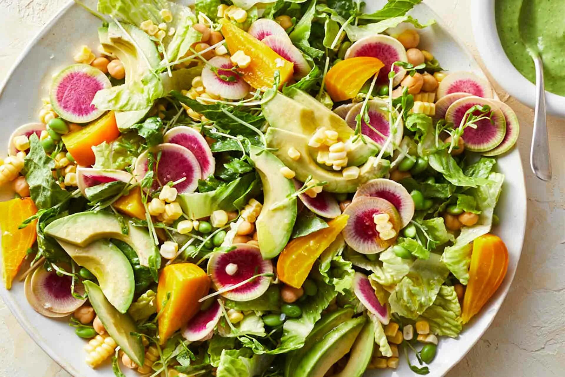 Пп салат из простых продуктов. Летние салаты. Летний овощной салат. Легкие летние салаты. Овощной салат ПП.