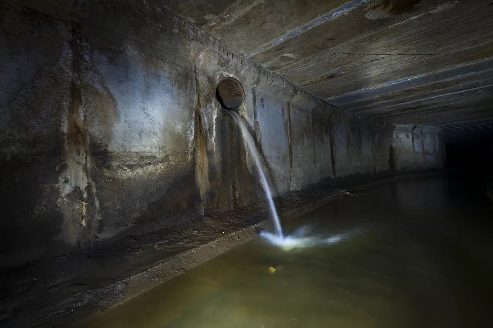 5 км под землей. Подземная река Неглинка экскурсия. Подземные катакомбы Москвы. Шахты в Москве подземные. Канализация под землей.