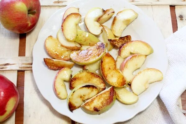 Яблоки в духовке дольками. Запечь яблоки кусочками в духовке. Печеные яблоки дольками. Печеное яблоко ломтик.