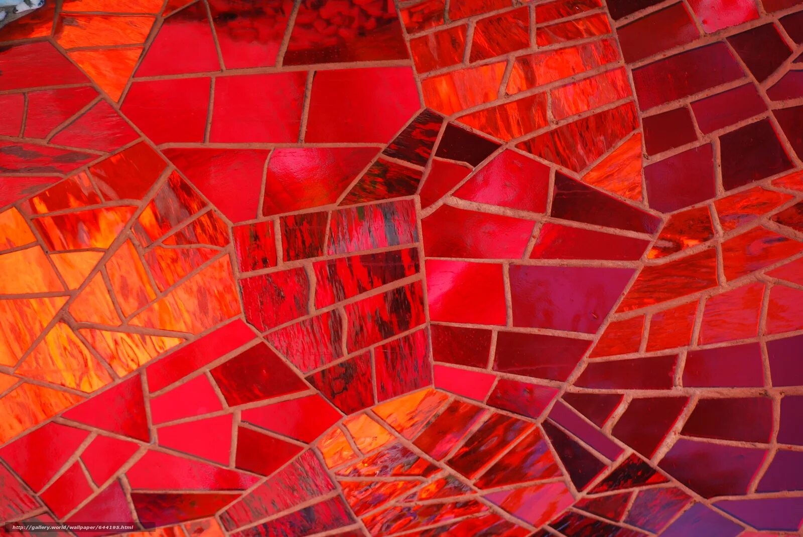 Красная смальта. Витражное стекло. Красное витражное стекло. Разноцветная мозаика. Мозаика из цветного стекла.