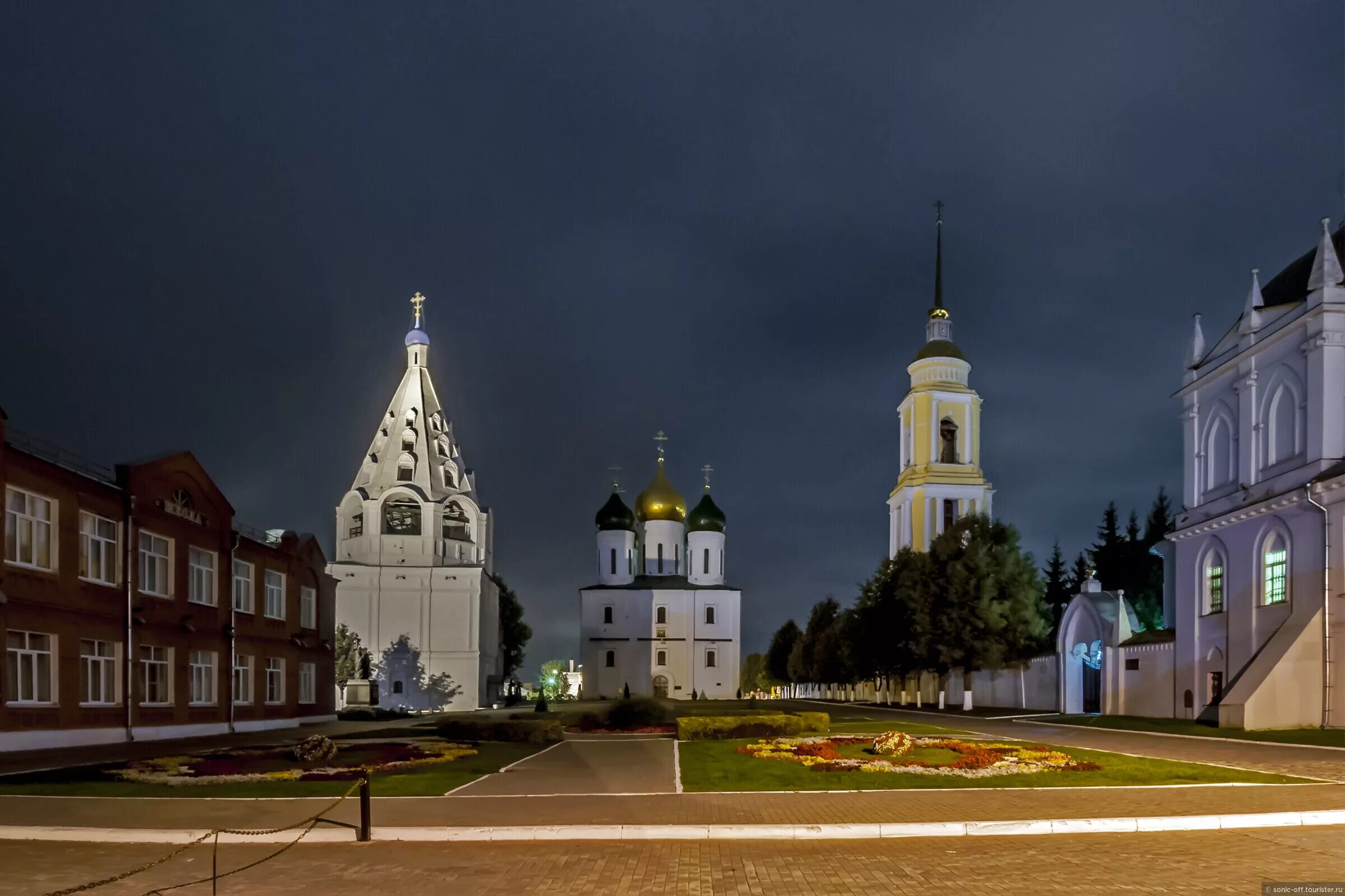 Пл коломна. Соборная площадь Коломна. Соборная площадь Коломенского Кремля. Коломенский Кремль Коломна. Коломенский Кремль площадь.