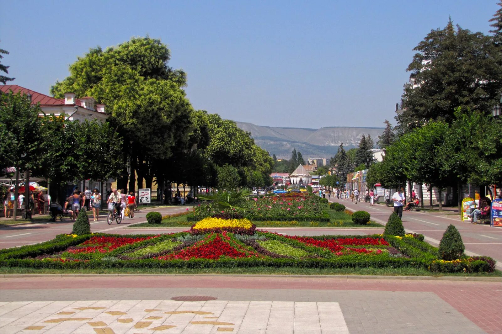 Кропоткин кисловодск. Кисловодск парк Курортный бульвар. Кисловодск центр города Курортный бульвар. Курортный бульвар Кисловодска Кисловодск. Курортный парк Кисловодск.