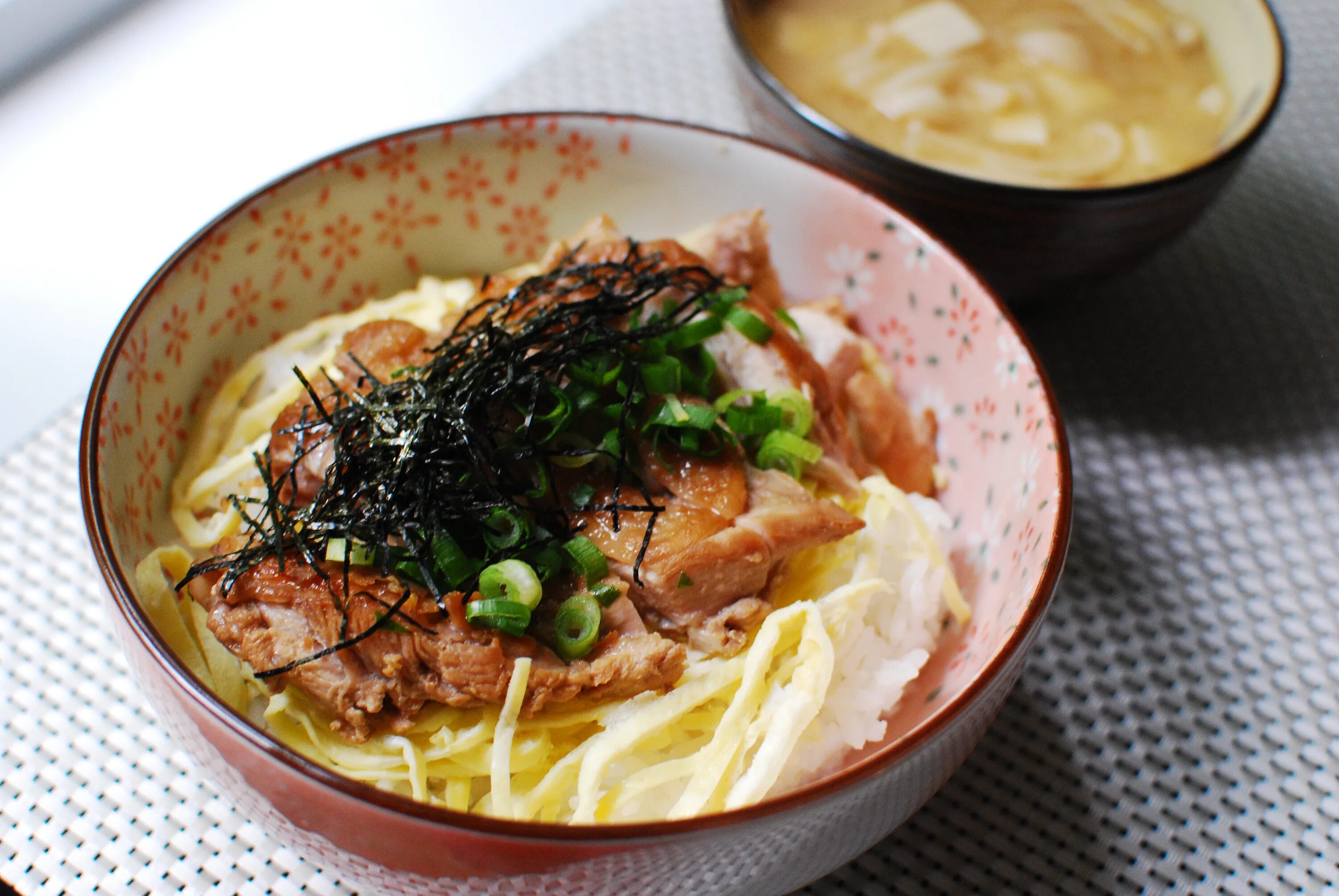 Японский оякодон. Оякодон подача. Bbm жанр манги. Оякодон. Oyakodon манга.