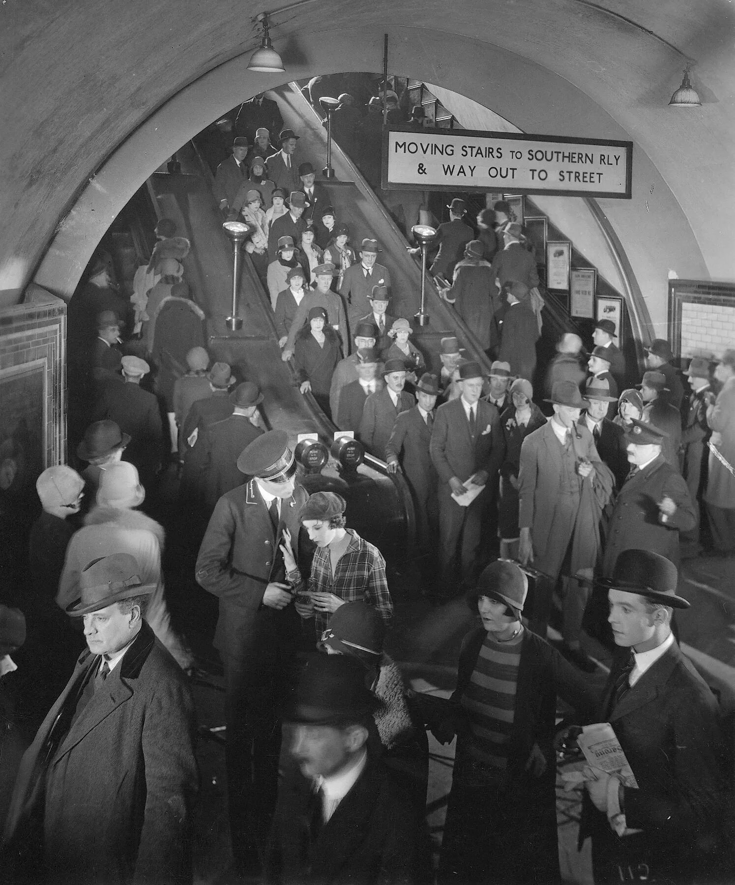 Открытие первого метрополитена. Первое метро в Лондоне 1863. Лондонский метрополитен 19 века. Метро Лондона 19 век. Метро в Англии 1863.