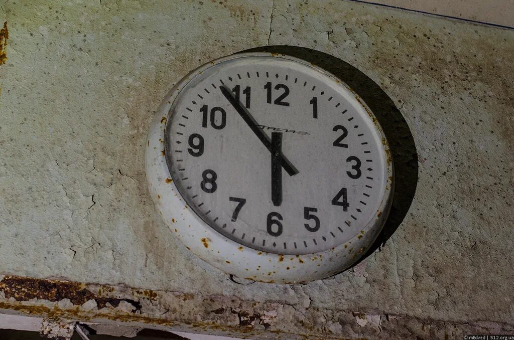 Часы на полшестого. Полшестого. Циферблат часов пол шестого. Пол 6 го. Пол 6 го.