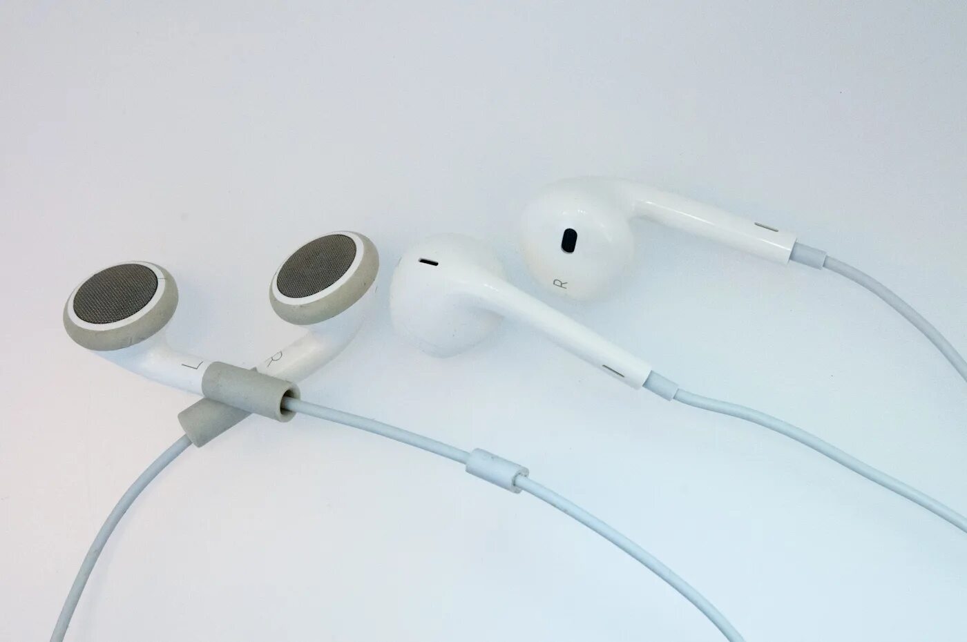 Можно подключить аирподс к ноутбуку. Earpods IPOD. Apple Earpods 3.5. Apple Earpods 2001. Earpods 2010.