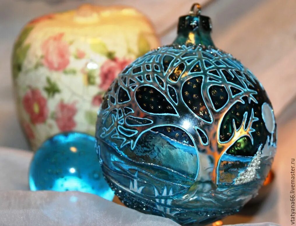 Роспись новогодних шаров легко. Новогодняя игрушка своими руками красками. Елочные шары пастелью. Новогодние краски. Шар круговорот.