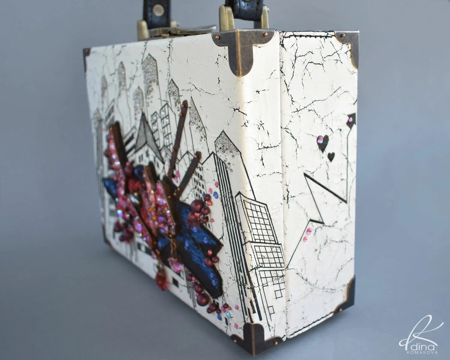 Сумка balenciaga graffiti buy. Сумка каризма. Мини-сумка furla metropolis limited comics. Граффити клатч. Граффити clutch.