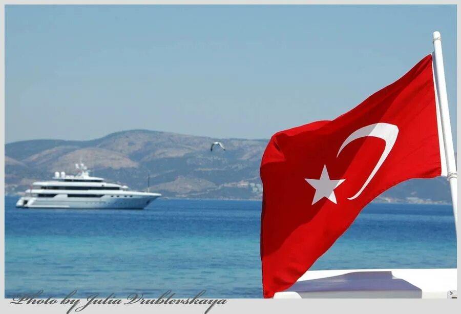 Граждане рф в турцию. Мармарис флаг. Турция курорт с флагом. Турецкий флаг море Бодрум. Флаг Турции 2023.