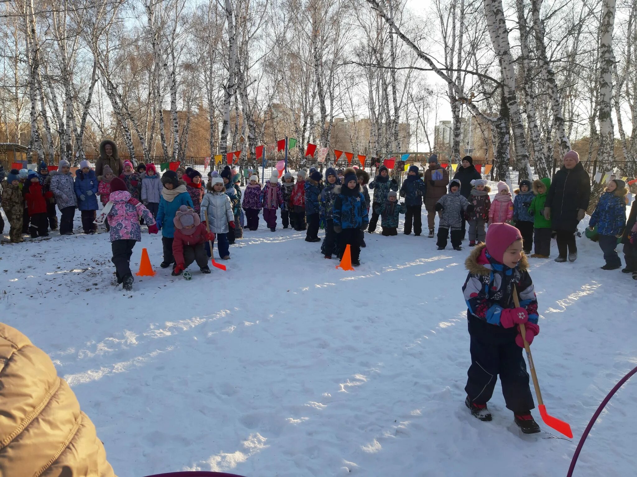 зимние веселые старты в детском саду. весёлые старты для детей на улице зимой. эстафеты для детей на улице зимой. веселые старты зимой. зимние веселые старты для детей.