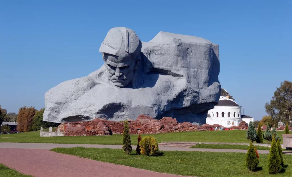 Достопримечательности Беларуси Брестская крепость. Мемориальный комплекс Брестская крепость-герой. Достопримечательности Белоруссии крепость Брест. Монумент мужество Брестская крепость Белоруссия. Брест название