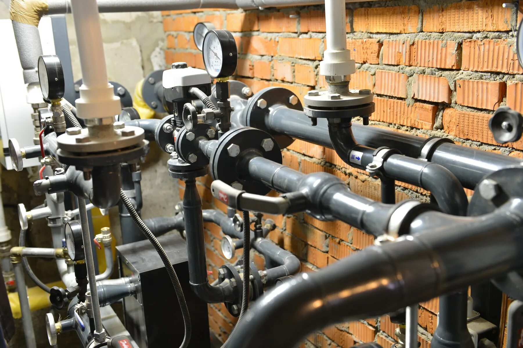 Авария на сетях водоснабжения. Сети водоснабжения. Сооружения коммунального хозяйства. Трубы теплоснабжения. Сооружения коммунального хозяйства.