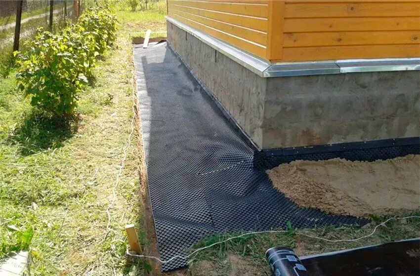 Какие есть отмостки. Клинкерная плитка для отмостки. Брусчатка тротуарная отмостка. Плитка вокруг дома. Щебеночная отмостка технониколь.