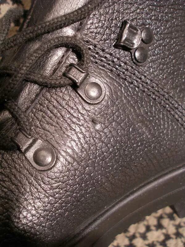 Правила обмена и возврата обуви. Некачественная обувь в магазине. Можно ли сдавать обувь обратно в магазин. Вылегание деталей обуви. Возврат обуви в магазин в течении 14 дней.